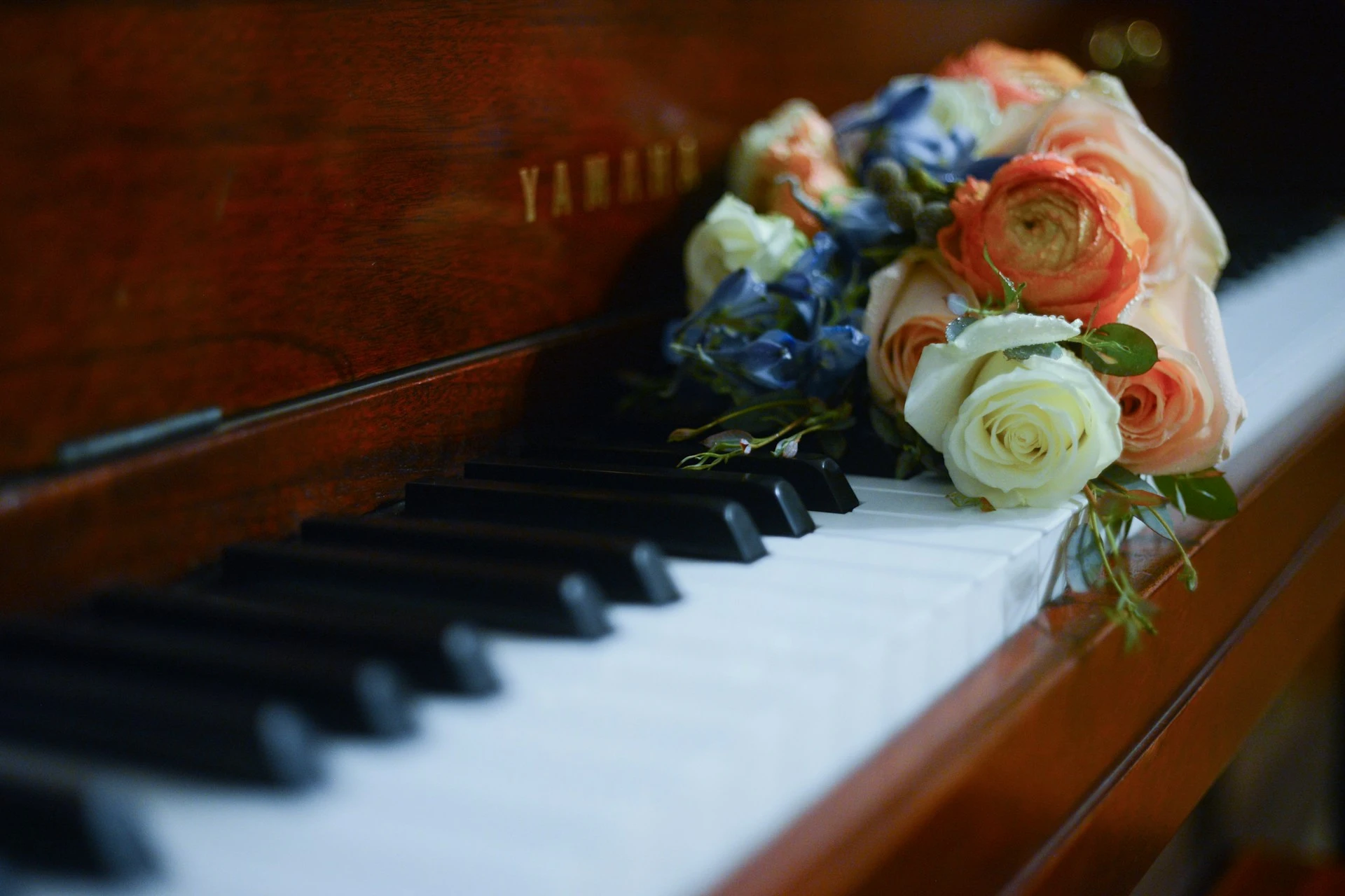 this is an image of bouquet on piano